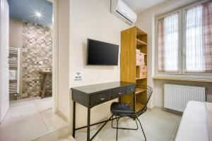 sypialnia z biurkiem i telewizorem na ścianie w obiekcie Pagrati/Hilton area, Bentzi (3) Boutique Apt. for 4 w Atenach +21 zdjęć