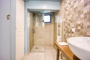 łazienka z umywalką i prysznicem w obiekcie Pagrati/Hilton area, Bentzi (3) Boutique Apt. for 4 w Atenach