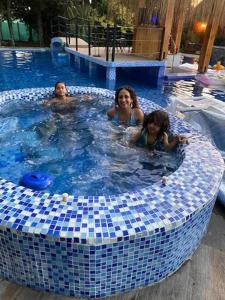 un grupo de personas en una piscina en Hotel Boutique Family Suites, en Panguipulli