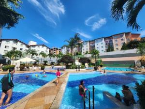 Bazén v ubytování Apartamentos em Rio Quente com maravilhosa área de lazer e excelente localização nebo v jeho okolí