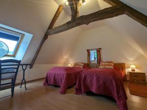 ein Schlafzimmer mit 2 Betten im Dachgeschoss in der Unterkunft Charmante maison restaurée avec jardin, étang privé et terrasse au cœur du Berry - FR-1-591-11 in Bélâbre
