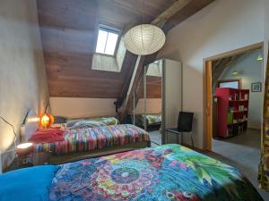 een slaapkamer met 2 bedden, een lamp en een raam bij Gîte Communauté de communes Brenne - Val de Creuse-Pouligny-Saint-Pierre, 4 pièces, 10 personnes - FR-1-591-431 in Le Blanc