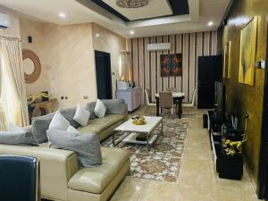sala de estar con sofá y mesa en St. Regis Hotel & Resort - Benin City, en Benin City