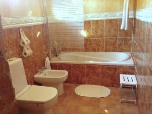 A bathroom at Encanto de Aragón Még 33 kép