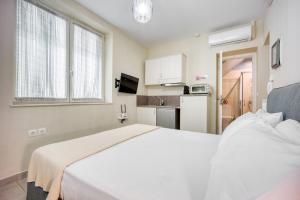 Posteľ alebo postele v izbe v ubytovaní Bentzi...Boutique Apartment 1, Classic Double with kitchenette, 2 Guests