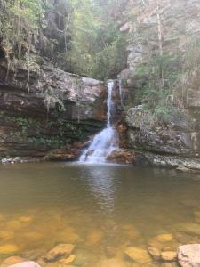 a waterfall in the middle of a body of water at Quarto privativo no Quintal dos Sonhos in Palmeiras