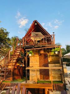 um resort com um edifício de madeira com uma escada em Khalama em Barú