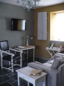 TV a/nebo společenská místnost v ubytování B&B Kamer en Aambeeld