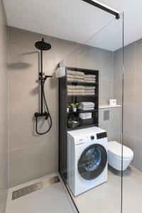 - un lave-linge dans une salle de bains à côté des toilettes dans l'établissement Apartments with a parking space Hvar - 22023, à Hvar