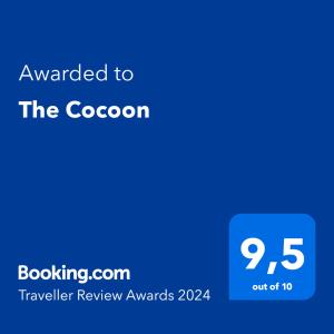 Phumĭ Chroŭy Svay的住宿－The Cocoon，蓝色文本框,上面有授予跨镇旅行者评审奖的文本