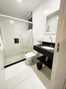 y baño con aseo, lavabo y ducha. en Athos Hotel, en Teresópolis