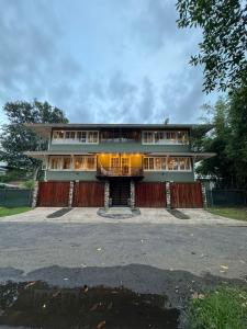ein großes Haus mit einem Tor davor in der Unterkunft Casa Randa in Panama-Stadt