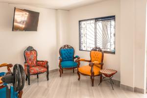 a room with different chairs and a window at Casa Finca La Nana in San Jerónimo