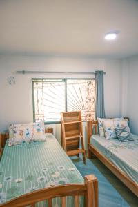 a bedroom with two beds and a window at Casa Finca La Nana in San Jerónimo