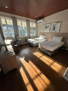 sypialnia z 2 łóżkami, biurkiem i krzesłem w obiekcie Casa Randa w Panamie