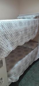 colchón en un marco de cama en una habitación en Casa Passiflora II en Villa Elisa
