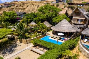 een luchtzicht op een resort met een zwembad bij Soleil Bungalows in Los Órganos