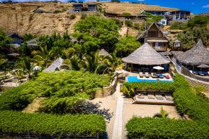 una vista aérea de un complejo con piscina en Soleil Bungalows en Los Órganos