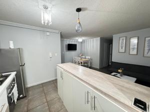a kitchen with a counter top and a refrigerator at Arriendo dpto avenida del Mar. in La Serena +4 photos