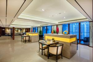 een lobby van een hotel met tafels en stoelen bij Crowne Plaza Sanya City Center, an IHG Hotel in Sanya