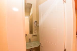 y baño con lavabo y espejo. en Hostal Palacio Madrid, en Madrid