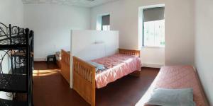 1 dormitorio con cama y ventana en St@y Tunes en Albufeira