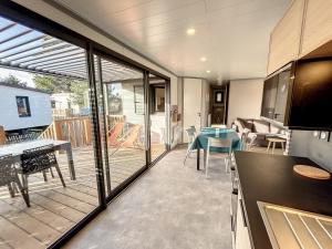 Posedenie v ubytovaní Chalet de standing 6 pers - Piscine chauffée - Proche plage - WIFI - Parking - Terrasse privée - FR-1-361-476
