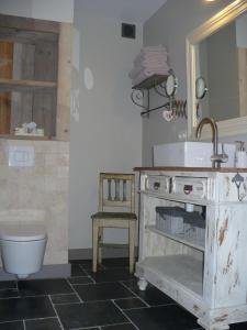 La salle de bains est pourvue d'un lavabo et de toilettes. dans l'établissement B&B Kamer en Aambeeld, à Zoutleeuw