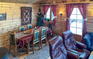 Ruang duduk di Stunning Home In Åseral With Sauna