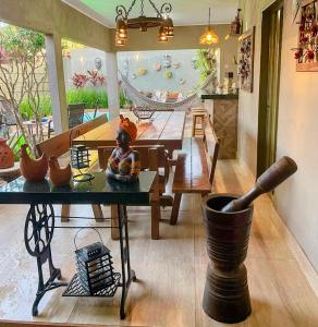ein Esszimmer mit einem Tisch mit Vasen darauf in der Unterkunft CASA Caldas Novas, Piscina aquecida, Máx 12 pessoas, Locação Mínima de 2 noites in Caldas Novas + 30 Fotos