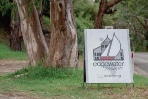 znak przed drzewem w obiekcie Edgewater Terraces at Metung w mieście Metung