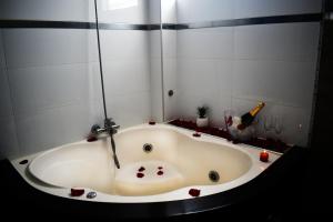 a bath tub with blood on it in a bathroom at InkaOcean Hotel in Ilo