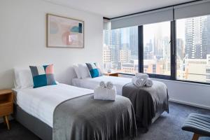 Ένα ή περισσότερα κρεβάτια σε δωμάτιο στο 2 Bdrm 2 Bthrm Apt With Parking in Central CBD