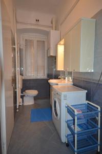 Un baño con lavadora y lavabo. en Apartment Porto Baross, en Rijeka 15 fotos más