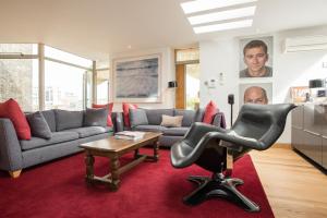 ロンドンにあるNewman 36 Apartmentのリビングルーム(ソファ、椅子付)
