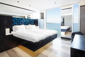 Llit o llits en una habitació de Vox Hotel