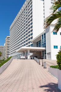 duży budynek z parkingiem przed nim w obiekcie Girasole Rentals Suites w Miami Beach