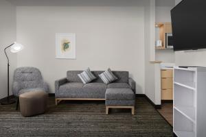 sala de estar con sofá y 2 sillas en TownePlace Suites Sacramento Cal Expo, en Sacramento