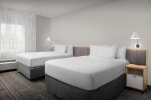 um quarto de hotel com duas camas e uma janela em TownePlace Suites Sacramento Cal Expo em Sacramento