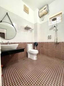 下龍灣的住宿－Hotel Me Kong 2，一间带卫生间、水槽和镜子的浴室