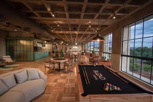 ein großes Zimmer mit einem Billardtisch in der Mitte in der Unterkunft Blend Coliving One - 3b in Ribeirão Preto