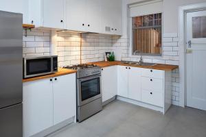 Kuchyň nebo kuchyňský kout v ubytování 1 Bedroom Art Deco Apt With Study