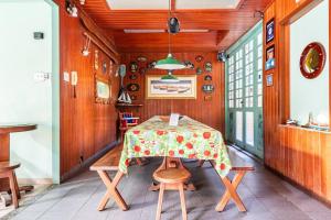 ein Esszimmer mit einem Tisch und Stühlen in der Unterkunft Suítes Casa Verde in Arraial do Cabo