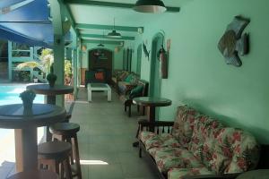 salon z kanapą, stołem i krzesłami w obiekcie Suítes Casa Verde w mieście Arraial do Cabo