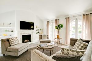 ロサンゼルスにあるMonthier Melrose PO7H2O0のソファと暖炉のあるリビングルーム