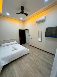 a bedroom with a bed and a ceiling fan at Rumah Tuma in Shah Alam