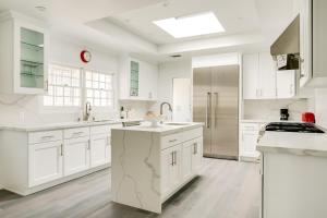 ロサンゼルスにあるMonthier Melrose PO7H2O0の白いキッチン(白いキャビネット、シンク付)