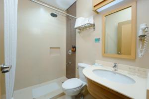 Koupelna v ubytování Microtel by Wyndham Davao