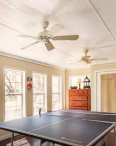 - une table de ping-pong dans une chambre dotée d'un ventilateur de plafond dans l'établissement Lake Texoma Shoreline Cottage sleeps 8, à Pottsboro