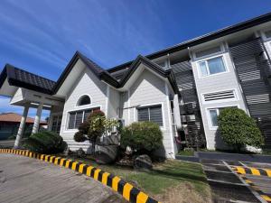 una casa con una casa en blanco y negro en Microtel by Wyndham Davao en Davao
